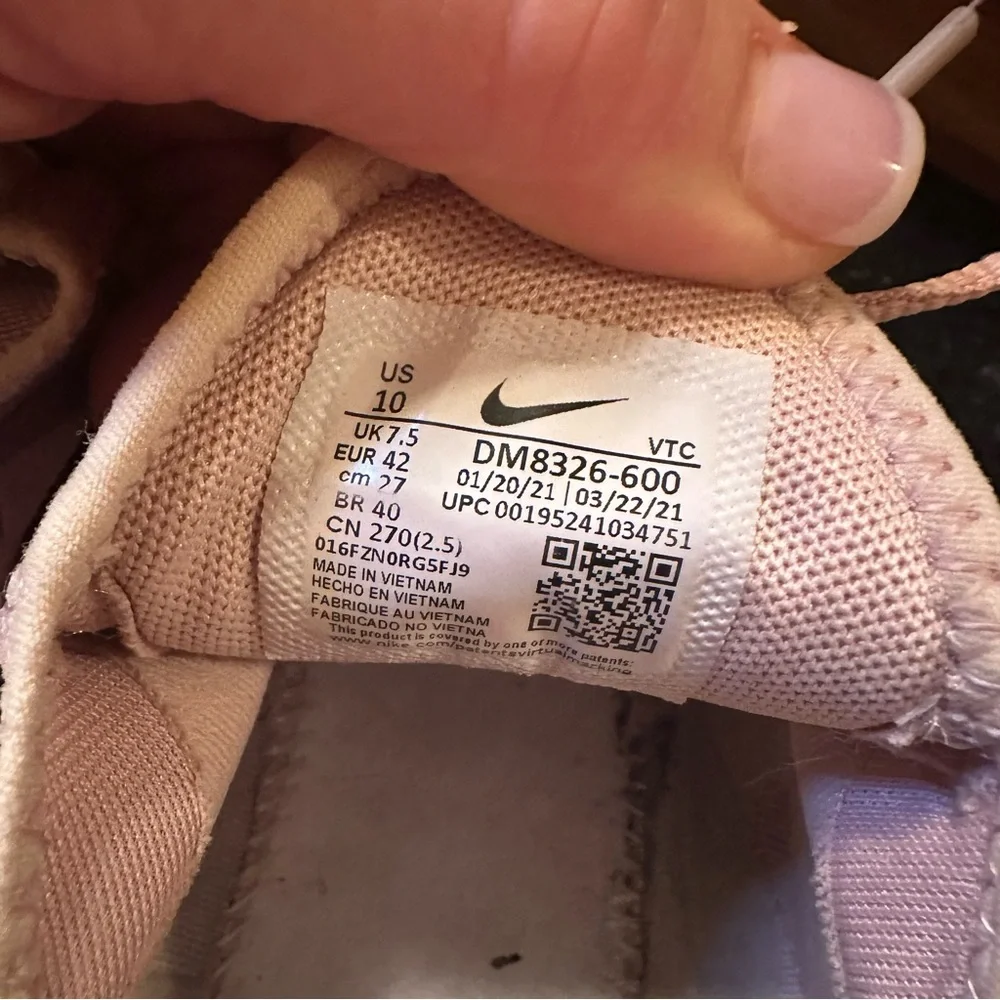 Nike Women's Pink Air Max 270 Sneakers size 10 women’s